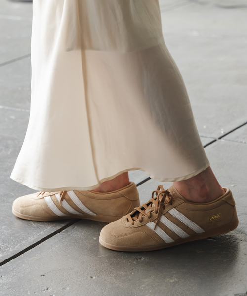 adidas(アディダス)の「《WEB限定カラーあり》adidas/アディダス GAZELLE LO PRO W(スニーカー・レディース・レッド/ベージュ・25cm/24.5cm/24cm/23.5cm/23cm)」の1枚目の写真