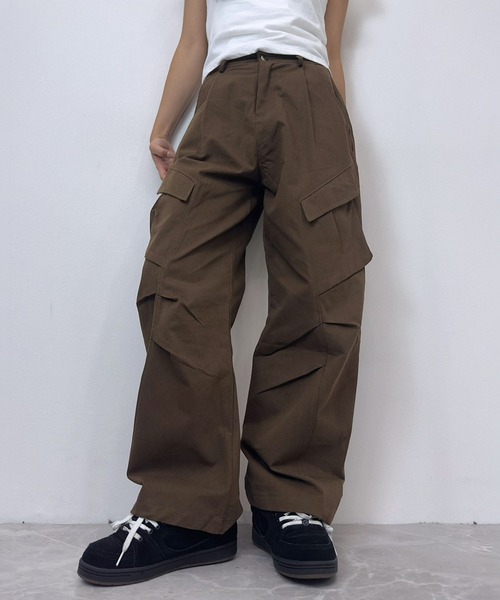 FOLLOWIN（フォロウィン）の「【UNISEX】マルチポケット ワイドカーゴパンツ（カーゴパンツ・レディース・ブラック/ブラウン・FREE）」の2枚目の写真