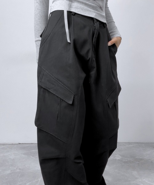 FOLLOWIN（フォロウィン）の「【UNISEX】マルチポケット ワイドカーゴパンツ（カーゴパンツ・レディース・ブラック/ブラウン・FREE）」の16枚目の写真