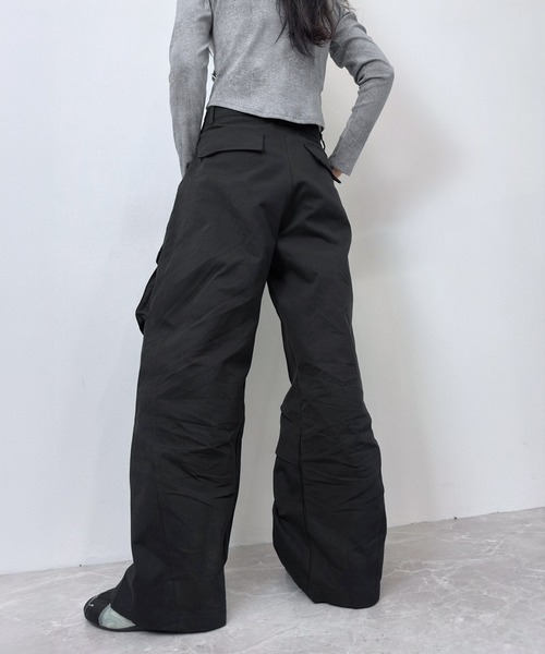 FOLLOWIN（フォロウィン）の「【UNISEX】マルチポケット ワイドカーゴパンツ（カーゴパンツ・レディース・ブラック/ブラウン・FREE）」の11枚目の写真