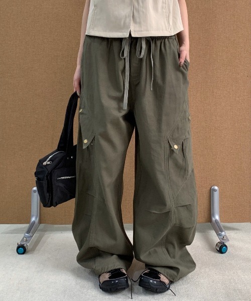 CHUN CHUN NOTES(チュンチュンノーツ)の「26AW/ドロストデザイン ワイドカーゴパンツ(デニムパンツ・レディース・ブラック/カーキ・M/S)」の1枚目の写真