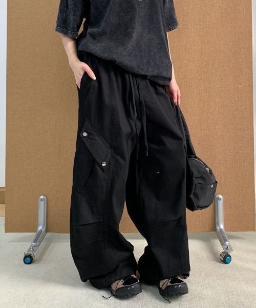 CHUN CHUN NOTES(チュンチュンノーツ)の「26AW/ドロストデザイン ワイドカーゴパンツ(デニムパンツ・レディース・ブラック/カーキ・M/S)」の2枚目の写真
