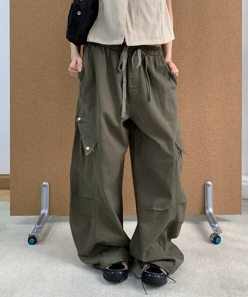 CHUN CHUN NOTES(チュンチュンノーツ)の「26AW/ドロストデザイン ワイドカーゴパンツ(デニムパンツ・レディース・ブラック/カーキ・M/S)」の4枚目の写真
