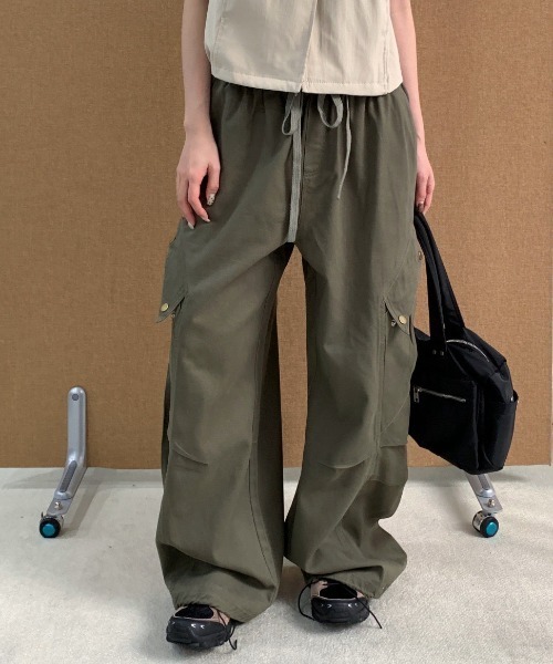 CHUN CHUN NOTES(チュンチュンノーツ)の「26AW/ドロストデザイン ワイドカーゴパンツ(デニムパンツ・レディース・ブラック/カーキ・M/S)」の6枚目の写真