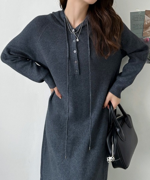 Eclat one(エクラワン)の「【Eclat one】ヘンリーネック フーディー ロング ニット ワンピース(ワンピース・レディース・チャコール/ブラウン/レッド・FREE)」の2枚目の写真