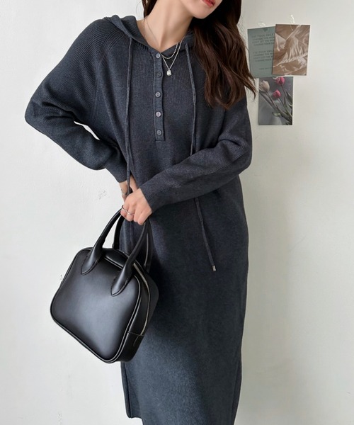Eclat one(エクラワン)の「【Eclat one】ヘンリーネック フーディー ロング ニット ワンピース(ワンピース・レディース・チャコール/ブラウン/レッド・FREE)」の17枚目の写真