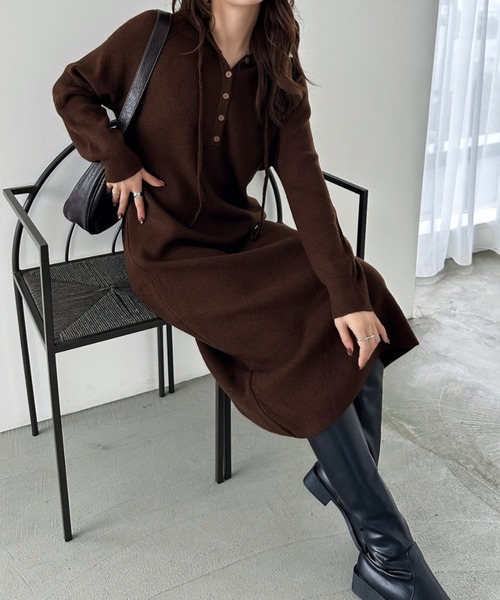 Eclat one(エクラワン)の「【Eclat one】ヘンリーネック フーディー ロング ニット ワンピース(ワンピース・レディース・チャコール/ブラウン/レッド・FREE)」の19枚目の写真