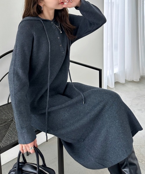 Eclat one(エクラワン)の「【Eclat one】ヘンリーネック フーディー ロング ニット ワンピース(ワンピース・レディース・チャコール/ブラウン/レッド・FREE)」の12枚目の写真