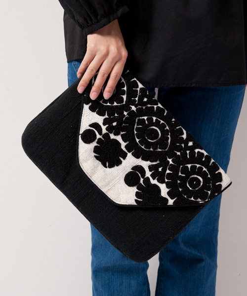AMERICAN RAG CIE（アメリカンラグシー）の「AMERICAN RAG CIE インドジャガード刺繍クラッチバッグ【WEB限定】/202-RRT-ARC-1（クラッチバッグ・レディース・ブラック系その他・FREE）」の7枚目の写真