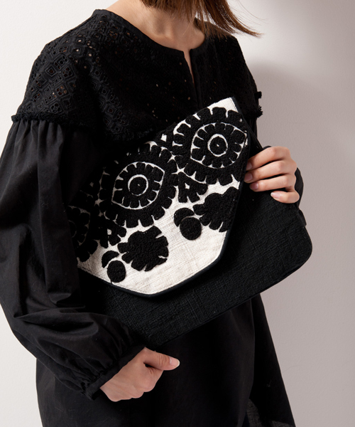 AMERICAN RAG CIE（アメリカンラグシー）の「AMERICAN RAG CIE インドジャガード刺繍クラッチバッグ【WEB限定】/202-RRT-ARC-1（クラッチバッグ・レディース・ブラック系その他・FREE）」の8枚目の写真