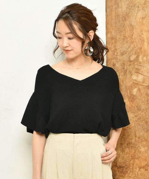 DouDou（ドゥドゥ）の「袖フリルVプルオーバー（ニット/セーター・レディース・ブラック/ベージュ/レッド・FREE）」の2枚目の写真