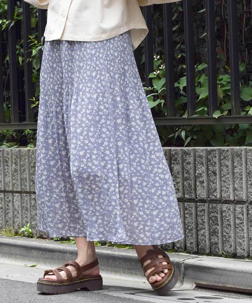w closet(ダブルクローゼット)の「フラワーシルエットプリント消しプリーツロングスカート(スカート・レディース・ブラック/オフホワイト/サックスブルー/グレイッシュベージュ・FREE)」の4枚目の写真