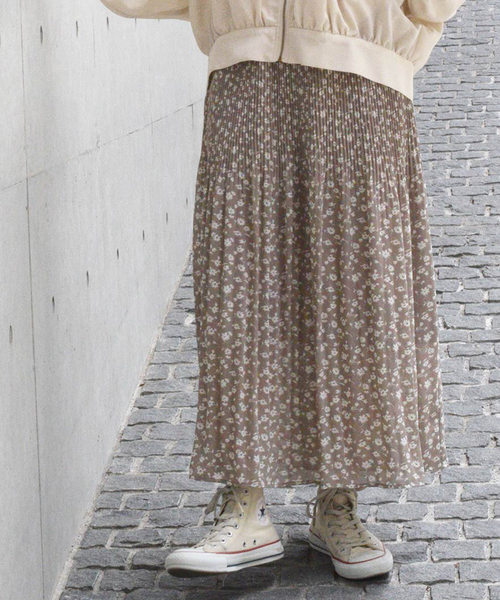 w closet(ダブルクローゼット)の「フラワーシルエットプリント消しプリーツロングスカート(スカート・レディース・ブラック/オフホワイト/サックスブルー/グレイッシュベージュ・FREE)」の3枚目の写真