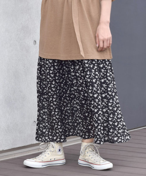 w closet(ダブルクローゼット)の「フラワーシルエットプリント消しプリーツロングスカート(スカート・レディース・ブラック/オフホワイト/サックスブルー/グレイッシュベージュ・FREE)」の2枚目の写真