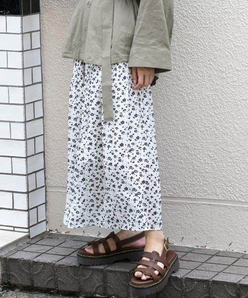 w closet(ダブルクローゼット)の「フラワーシルエットプリント消しプリーツロングスカート(スカート・レディース・ブラック/オフホワイト/サックスブルー/グレイッシュベージュ・FREE)」の6枚目の写真