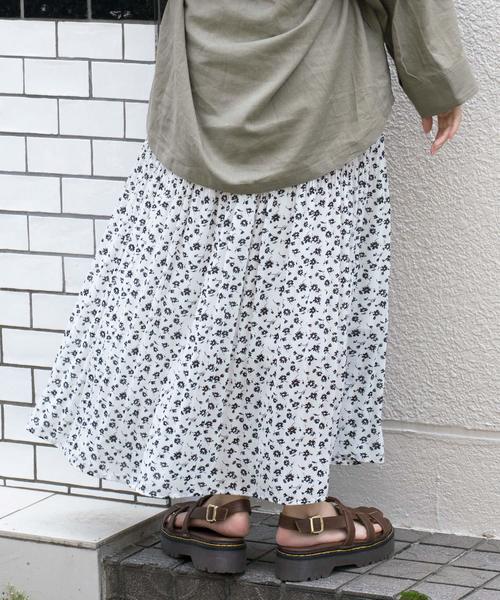 w closet(ダブルクローゼット)の「フラワーシルエットプリント消しプリーツロングスカート(スカート・レディース・ブラック/オフホワイト/サックスブルー/グレイッシュベージュ・FREE)」の8枚目の写真