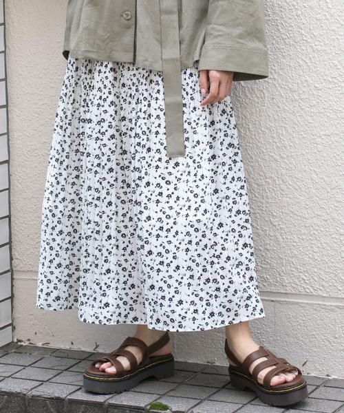 w closet(ダブルクローゼット)の「フラワーシルエットプリント消しプリーツロングスカート(スカート・レディース・ブラック/オフホワイト/サックスブルー/グレイッシュベージュ・FREE)」の9枚目の写真