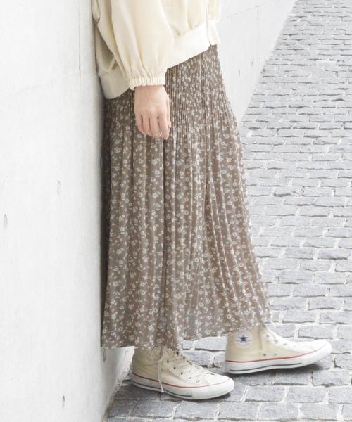 w closet(ダブルクローゼット)の「フラワーシルエットプリント消しプリーツロングスカート(スカート・レディース・ブラック/オフホワイト/サックスブルー/グレイッシュベージュ・FREE)」の11枚目の写真