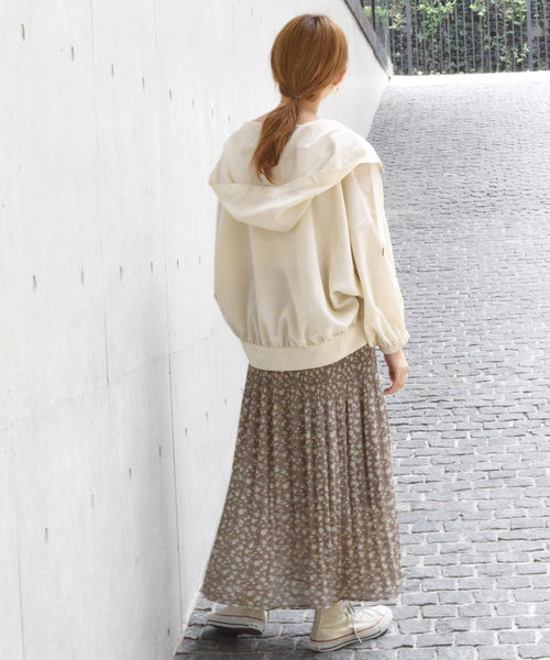 w closet(ダブルクローゼット)の「フラワーシルエットプリント消しプリーツロングスカート(スカート・レディース・ブラック/オフホワイト/サックスブルー/グレイッシュベージュ・FREE)」の12枚目の写真