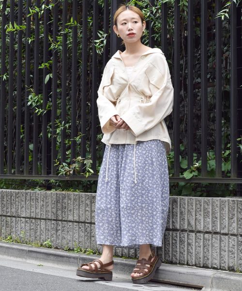 w closet(ダブルクローゼット)の「フラワーシルエットプリント消しプリーツロングスカート(スカート・レディース・ブラック/オフホワイト/サックスブルー/グレイッシュベージュ・FREE)」の15枚目の写真