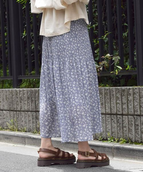 w closet(ダブルクローゼット)の「フラワーシルエットプリント消しプリーツロングスカート(スカート・レディース・ブラック/オフホワイト/サックスブルー/グレイッシュベージュ・FREE)」の16枚目の写真