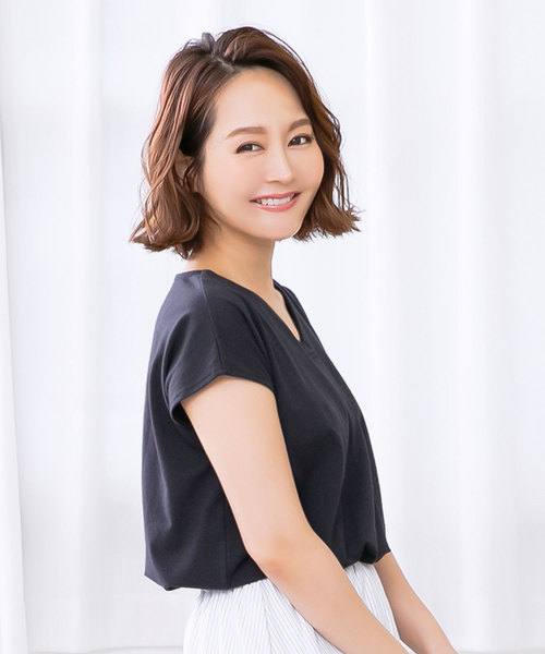 KOBE LETTUCE（コウベレタス）の「Vネックフロントタックカットソーブラウス（シャツ/ブラウス・レディース・ブラック/ネイビー/オフホワイト/ブルー/ラベンダー/グレイッシュベージュ・L/M）」の5枚目の写真