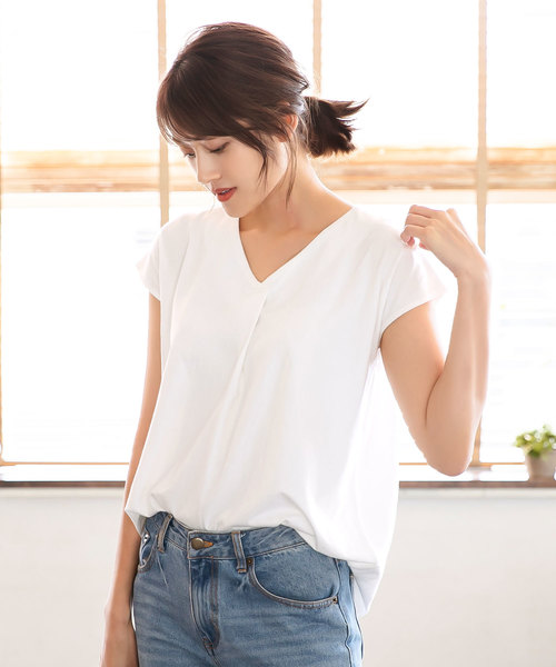 KOBE LETTUCE（コウベレタス）の「Vネックフロントタックカットソーブラウス（シャツ/ブラウス・レディース・ブラック/ネイビー/オフホワイト/ブルー/ラベンダー/グレイッシュベージュ・L/M）」の2枚目の写真