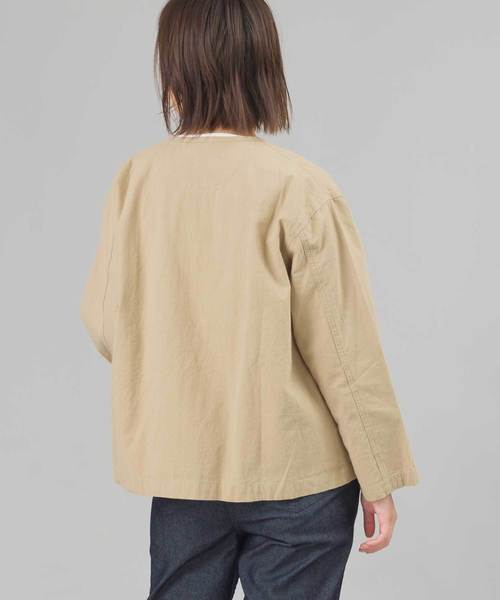 OMNES（オムネス）の「ウォッシュ加工ダンプ ノーカラージャケット（ノーカラージャケット・レディース・ブラック/ベージュ/アイボリー/キャメル/グレー系その他2・SMALL/MEDIUM）」の17枚目の写真