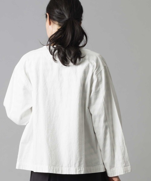 OMNES（オムネス）の「ウォッシュ加工ダンプ ノーカラージャケット（ノーカラージャケット・レディース・ブラック/ベージュ/アイボリー/キャメル/グレー系その他2・SMALL/MEDIUM）」の22枚目の写真