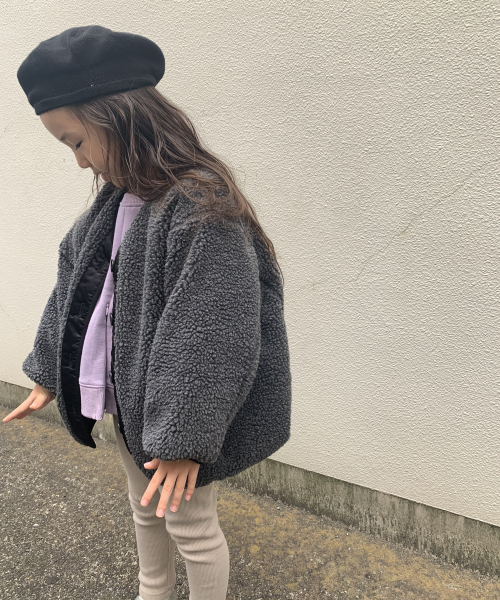 LOWRYS FARM（ローリーズファーム）の「リバーシブルボアブルゾン/KIDS　847185（ブルゾン・キッズ・アイボリー/チャコールグレー/ベージュ・110/120/130）」の2枚目の写真