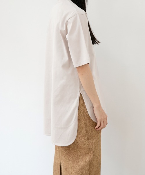 yuw（ユウ）の「【WEB先限定】ヘムロンＴＳＳ　887727（Tシャツ/カットソー・レディース・チャコールグレー/ブラック/ベージュ/オフホワイト・FREE）」の4枚目の写真