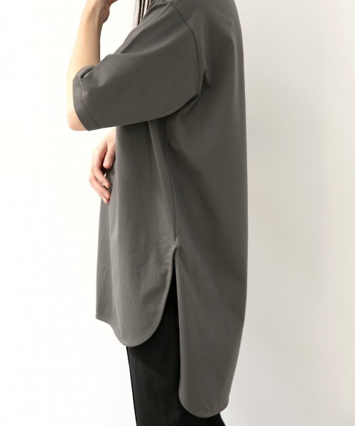 yuw（ユウ）の「【WEB先限定】ヘムロンＴＳＳ　887727（Tシャツ/カットソー・レディース・チャコールグレー/ブラック/ベージュ/オフホワイト・FREE）」の3枚目の写真