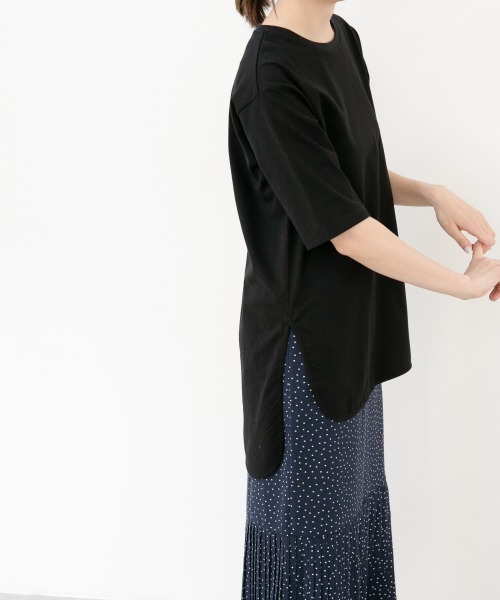 yuw（ユウ）の「【WEB先限定】ヘムロンＴＳＳ　887727（Tシャツ/カットソー・レディース・チャコールグレー/ブラック/ベージュ/オフホワイト・FREE）」の2枚目の写真