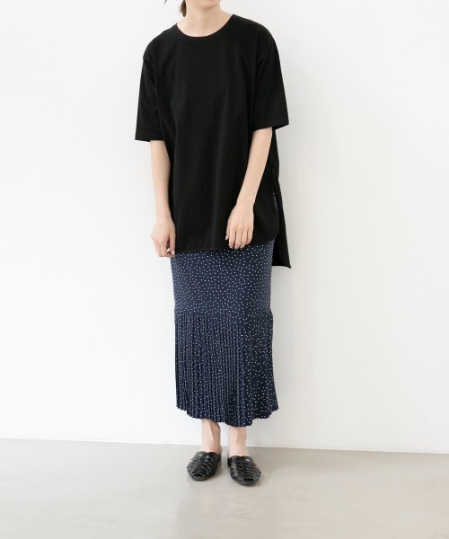 yuw（ユウ）の「【WEB先限定】ヘムロンＴＳＳ　887727（Tシャツ/カットソー・レディース・チャコールグレー/ブラック/ベージュ/オフホワイト・FREE）」の6枚目の写真