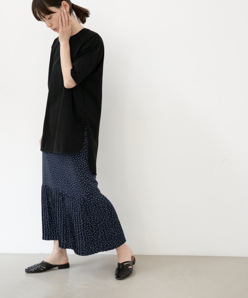yuw（ユウ）の「【WEB先限定】ヘムロンＴＳＳ　887727（Tシャツ/カットソー・レディース・チャコールグレー/ブラック/ベージュ/オフホワイト・FREE）」の7枚目の写真