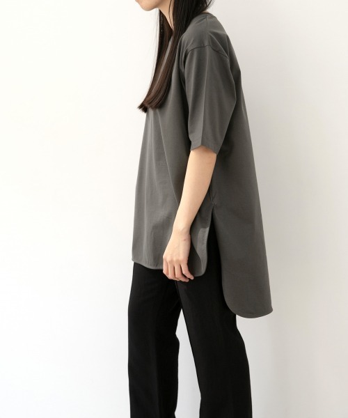 yuw（ユウ）の「【WEB先限定】ヘムロンＴＳＳ　887727（Tシャツ/カットソー・レディース・チャコールグレー/ブラック/ベージュ/オフホワイト・FREE）」の8枚目の写真