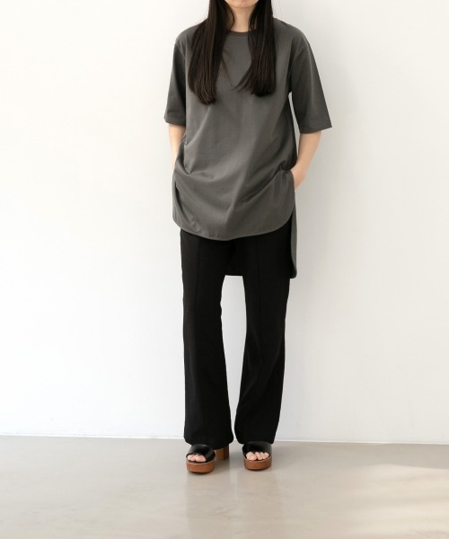 yuw（ユウ）の「【WEB先限定】ヘムロンＴＳＳ　887727（Tシャツ/カットソー・レディース・チャコールグレー/ブラック/ベージュ/オフホワイト・FREE）」の9枚目の写真