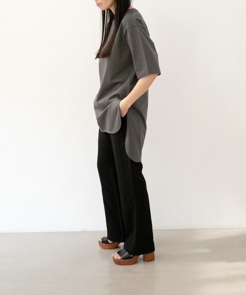 yuw（ユウ）の「【WEB先限定】ヘムロンＴＳＳ　887727（Tシャツ/カットソー・レディース・チャコールグレー/ブラック/ベージュ/オフホワイト・FREE）」の10枚目の写真