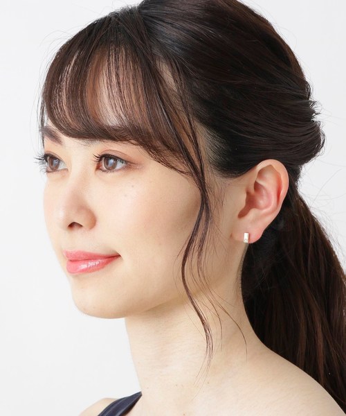 COCOSHNIK(ココシュニック)の「ダイヤモンド レクタングル彫り留め スタッドピアス(ピアス(両耳用)・レディース・アイボリー系・00)」の5枚目の写真