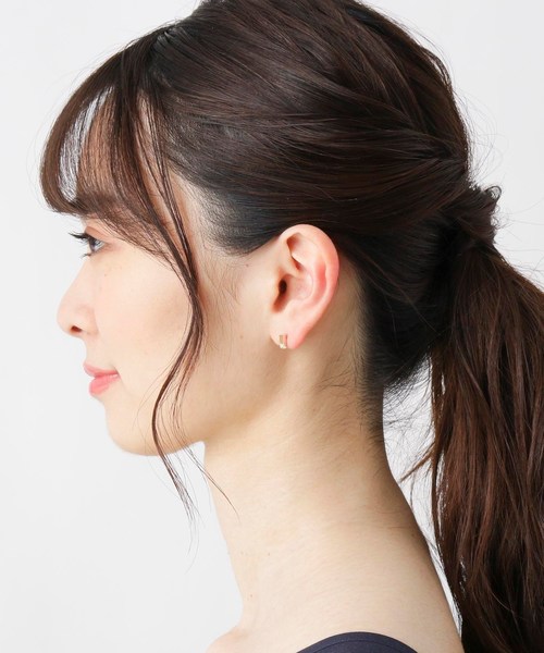 COCOSHNIK(ココシュニック)の「ダイヤモンド レクタングル彫り留め スタッドピアス(ピアス(両耳用)・レディース・アイボリー系・00)」の6枚目の写真
