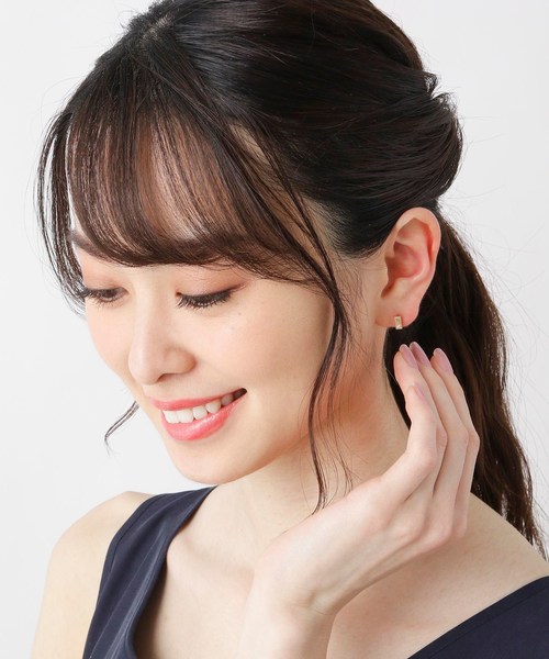COCOSHNIK(ココシュニック)の「ダイヤモンド レクタングル彫り留め スタッドピアス(ピアス(両耳用)・レディース・アイボリー系・00)」の8枚目の写真