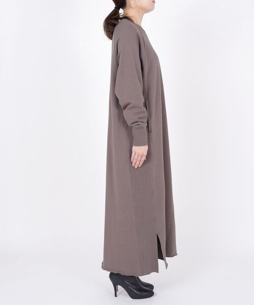 SHIPS（シップス）の「【WEB限定/SHIPS別注】FRUIT OF THE LOOM:スウェットワンピース◇（ワンピース・レディース・ブラック/ベージュ/オフホワイト/イエロー/ダークグレー・38/36）」の9枚目の写真