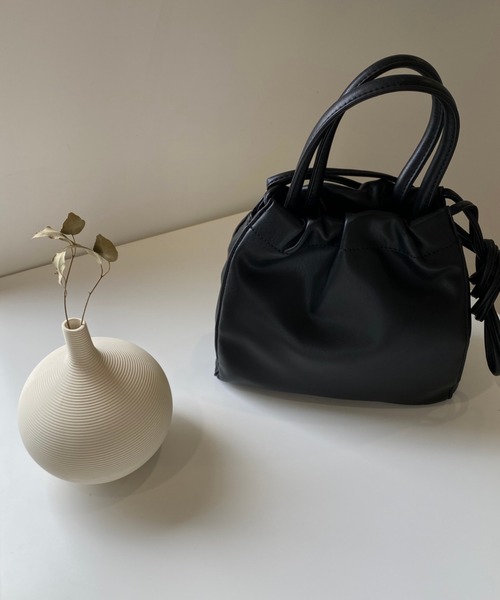 by muni:r（バイ ムニール）の「ストラップ クロスバッグ（ショルダーバッグ・レディース・アイボリー/ブラック・ONE SIZE）」の2枚目の写真