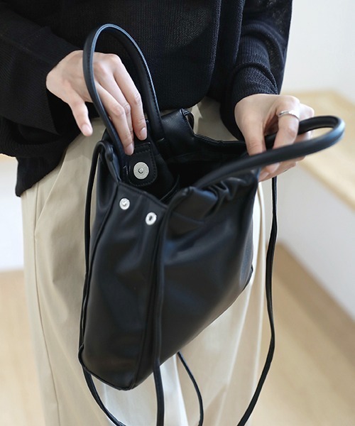 by muni:r（バイ ムニール）の「ストラップ クロスバッグ（ショルダーバッグ・レディース・アイボリー/ブラック・ONE SIZE）」の9枚目の写真