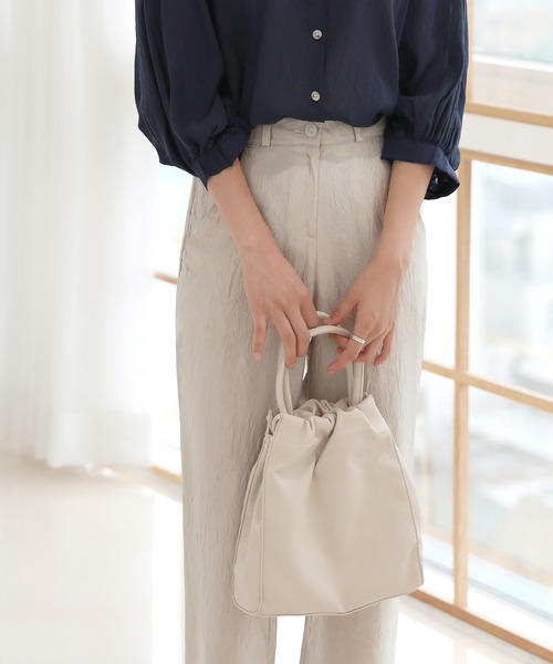 by muni:r（バイ ムニール）の「ストラップ クロスバッグ（ショルダーバッグ・レディース・アイボリー/ブラック・ONE SIZE）」の6枚目の写真