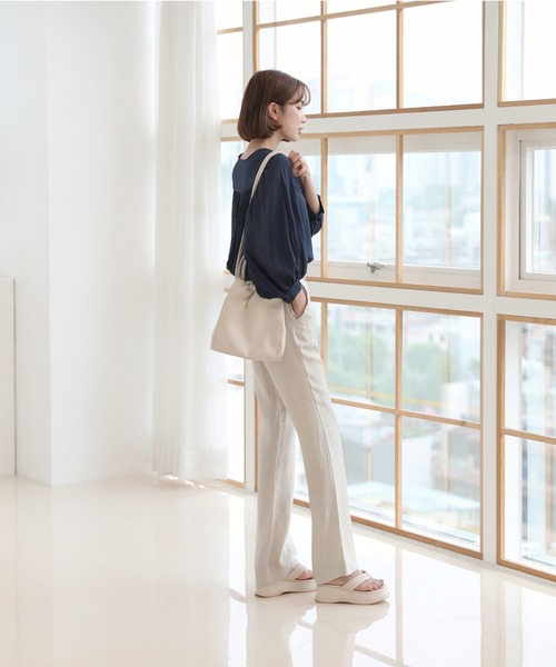 by muni:r（バイ ムニール）の「ストラップ クロスバッグ（ショルダーバッグ・レディース・アイボリー/ブラック・ONE SIZE）」の3枚目の写真