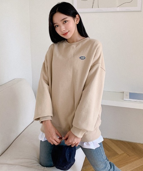 muahmuah(ムーアムーア)の「A'GEM/9 × .kom『muah muah/ムーアムーア』OVERFIT WAPPEN MTM/韓国ブランド オーバーフィット ワッペン MTM スウェットシャツ トレーナー(スウェット・レディース・ブラック/グレー/インディゴブルー/ベージュ/カーキ/アイボリー・FREE)」の4枚目の写真