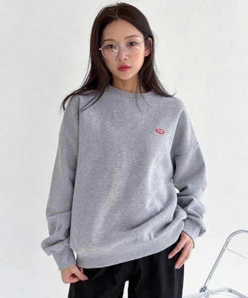 muahmuah(ムーアムーア)の「A'GEM/9 × .kom『muah muah/ムーアムーア』OVERFIT WAPPEN MTM/韓国ブランド オーバーフィット ワッペン MTM スウェットシャツ トレーナー(スウェット・レディース・ブラック/グレー/インディゴブルー/ベージュ/カーキ/アイボリー・FREE)」の3枚目の写真