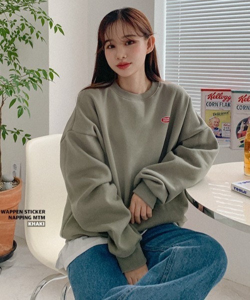 muahmuah(ムーアムーア)の「A'GEM/9 × .kom『muah muah/ムーアムーア』OVERFIT WAPPEN MTM/韓国ブランド オーバーフィット ワッペン MTM スウェットシャツ トレーナー(スウェット・レディース・ブラック/グレー/インディゴブルー/ベージュ/カーキ/アイボリー・FREE)」の5枚目の写真