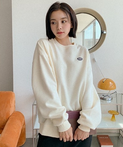 muahmuah(ムーアムーア)の「A'GEM/9 × .kom『muah muah/ムーアムーア』OVERFIT WAPPEN MTM/韓国ブランド オーバーフィット ワッペン MTM スウェットシャツ トレーナー(スウェット・レディース・ブラック/グレー/インディゴブルー/ベージュ/カーキ/アイボリー・FREE)」の2枚目の写真